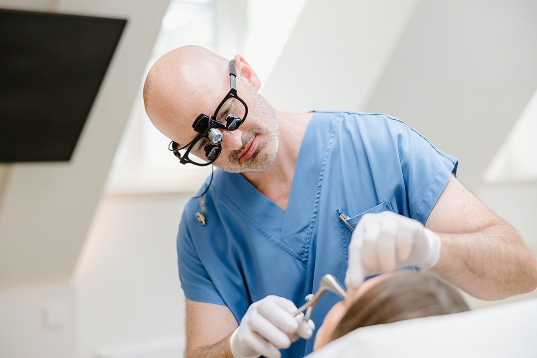 Dr. Christoph Grill prüft die Nasenatmung mit dem Nasenspekulum – Kuzbari Zentrum Wien