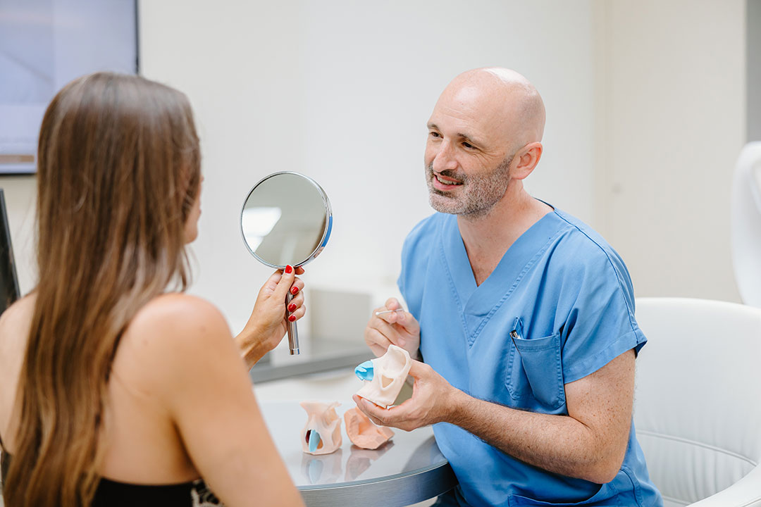 Dr. Christoph Grill erklärt die Nasenform am anatomischen Modell – Kuzbari Zentrum Wien