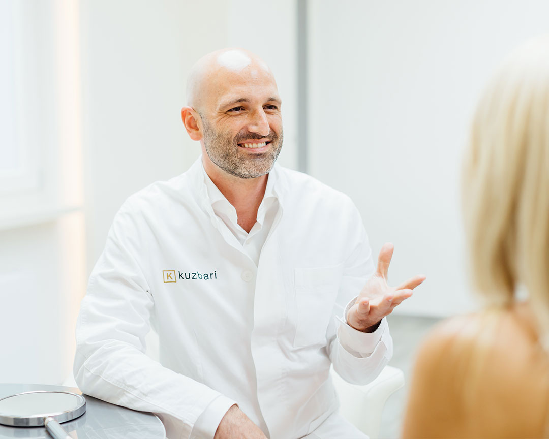 Dr. Christoph Grill bei der Erstberatung zur Nasenkorrektur – Kuzbari Zentrum Wien